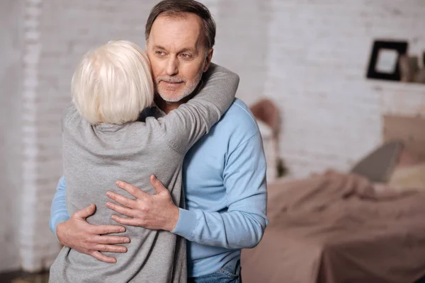 Vista posterior de la mujer anciana abrazando marido — Foto de Stock