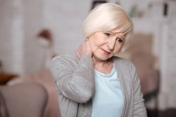 Close up van triest senior dame met nekpijn — Stockfoto