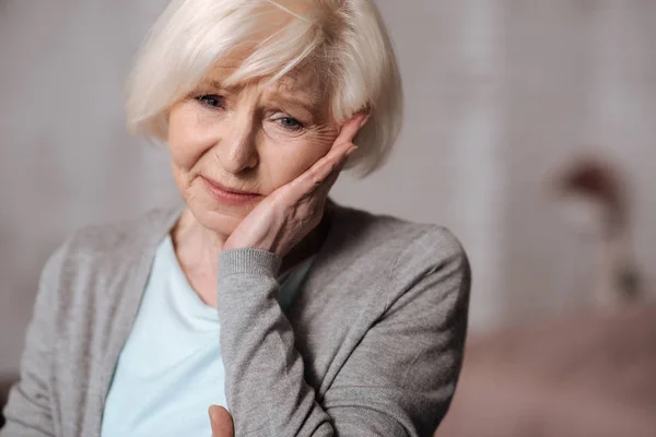 Depresif yaşlı kadın yakın çekim — Stok fotoğraf
