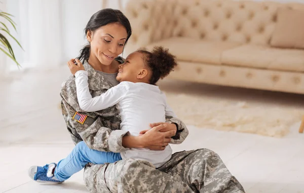 Maravillosa mamá y su hijo riendo juntos — Foto de Stock