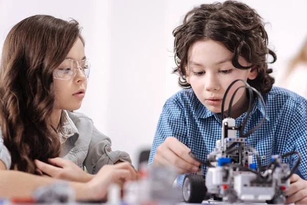 Yaratıcı çocuklar okulda robot oluşturma — Stok fotoğraf