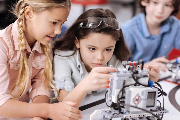 Niños involucrados discutiendo proyecto en la escuela — Foto de Stock