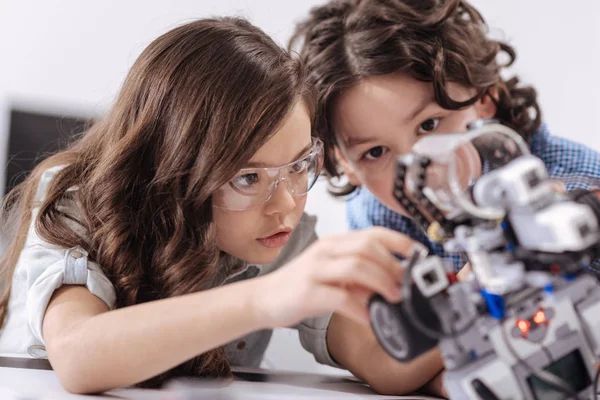 Leleményes gyerekek élvez a tudomány lecke az iskolában — Stock Fotó