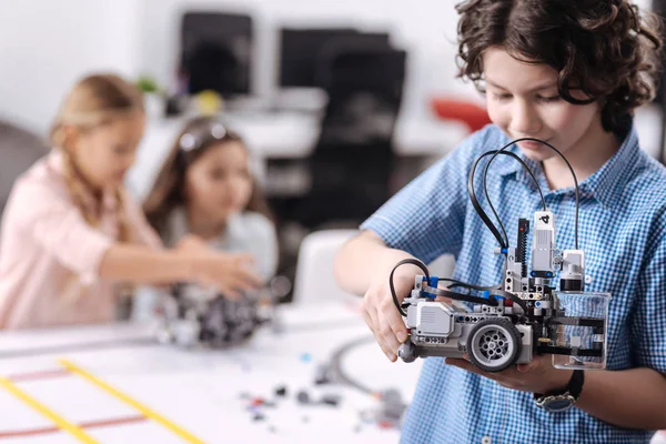 Geschoolde jonge leerling demonstreren robot op school — Stockfoto