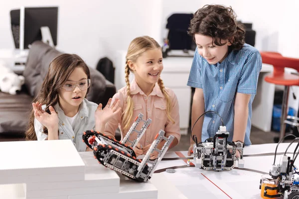 Alumnos asombrados probando robots electrónicos en la escuela — Foto de Stock