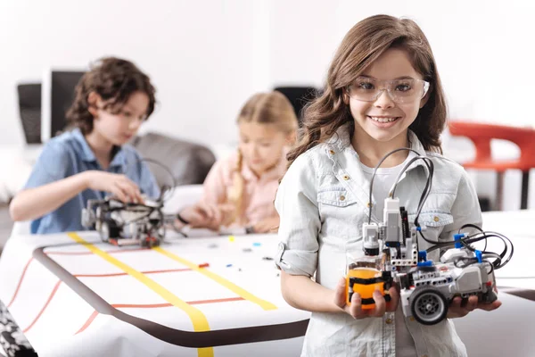 Optimistiska flicka visar tech projekt i skolan — Stockfoto