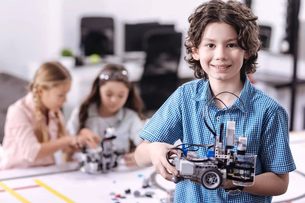 Encantado niño sosteniendo robot en la escuela — Foto de Stock