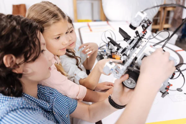 Bambini attenti a testare le invenzioni tecnologiche a scuola — Foto Stock