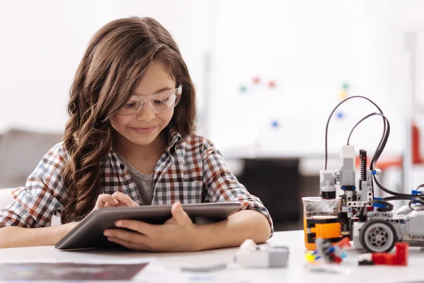 Vrolijk meisje tablet testen in de studio van de wetenschap — Stockfoto