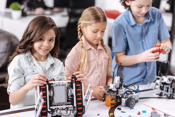 Hilarants écoliers profitant de cours de sciences à l'école — Photo