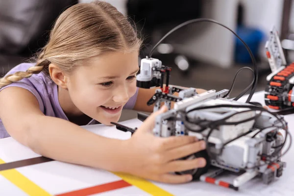 Encantado pequena aluna explorar novas tecnologias na escola — Fotografia de Stock