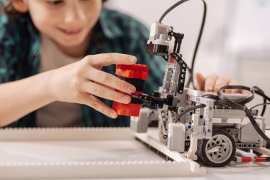 Robot stüdyo inşa yaratıcı genç çocuk