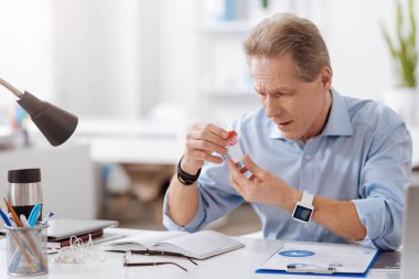 Jar haplarla arıyor meşgul ofis çalışanı