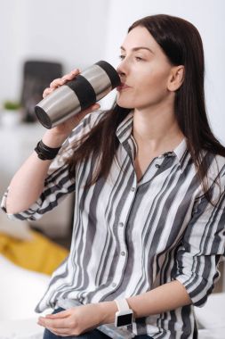 Tablet yıkarken kendine güvenen kız portresi