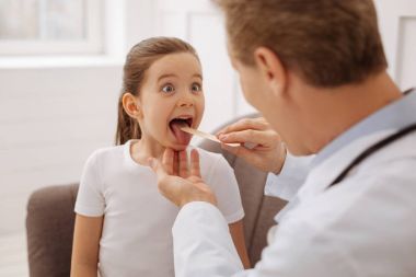 Şirin çocuk çevresinde doktor ofisinde dalga geçmeyi