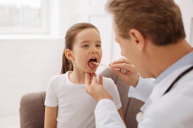 Test için ağzını açma iyi küçük çocuk