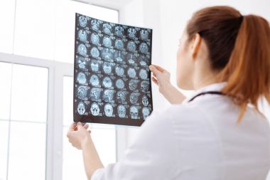 Kararlı genç doktor belirtiler neden için arıyorsunuz