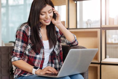 Bir dizüstü bilgisayar tutan çok mutlu mutlu kadın
