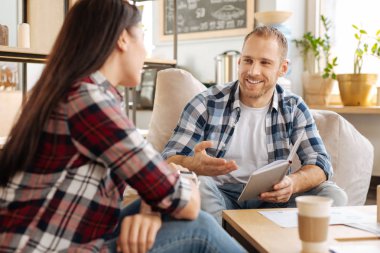 Neşeli yakışıklı erkek meslektaşı ile konuşma