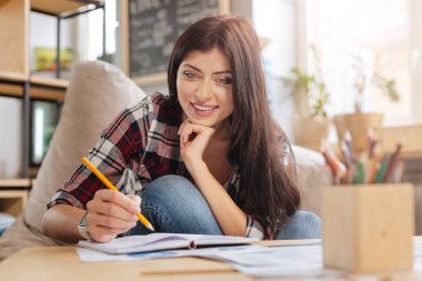 Bir resim çizim güzel neşeli kadın