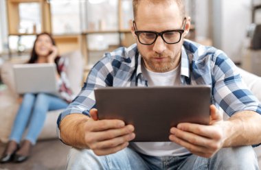 Tablet ekrana bakarak ciddi akıllı adam