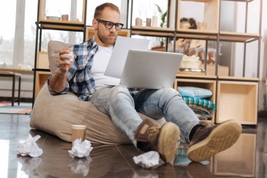 Sabit çalışma yaratıcı adam holding buruşuk Top Kağıt