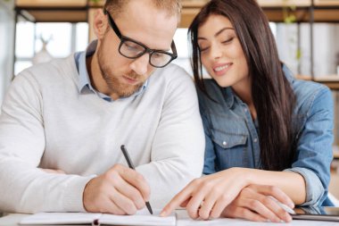 Ciddi yakışıklı erkek meslektaşı ile çalışma