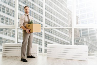 Tam uzunlukta ofiste ayakta ateş ofis çalışanı