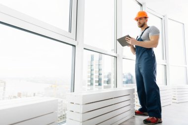 Ofiste ayakta Professioan mühendisi