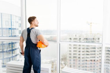 Profesyonel inşaat mühendisi şantiye ayakta