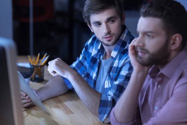 Güzel genç adam onun meslektaşı arıyorum