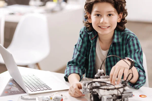 Animado adolescente estudiando en el estudio de ciencias — Foto de Stock