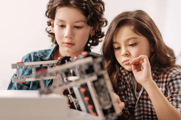 Оптимистичные дети программируют роботов в научной студии — стоковое фото