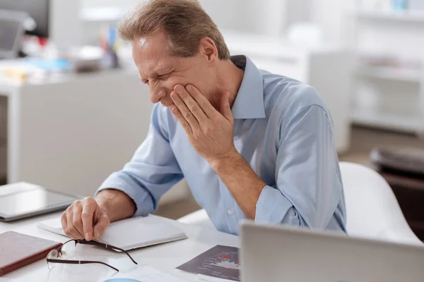 Foto del hombre que tiene problemas de salud —  Fotos de Stock