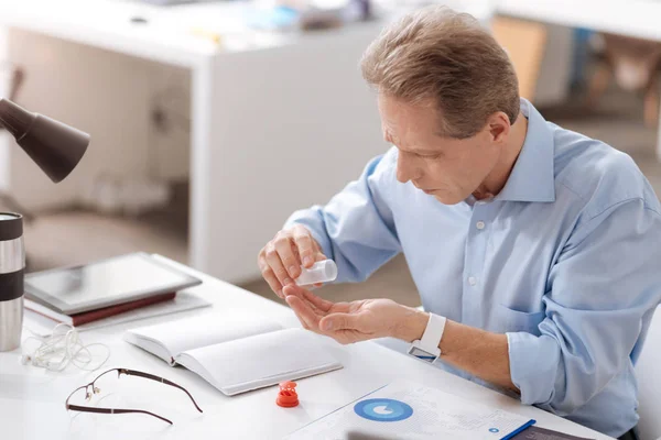 Allvarlig man tar användbar tablett — Stockfoto