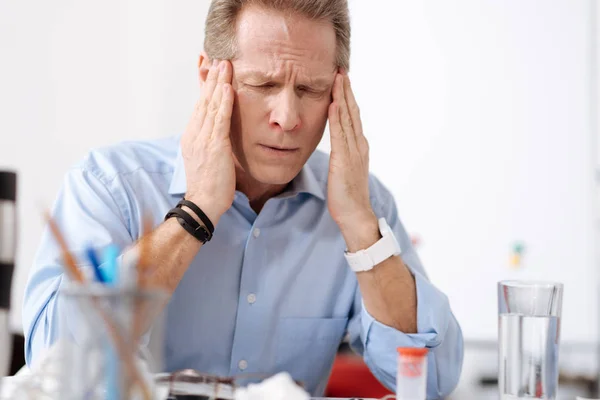 Inaktive männliche Person mit Kopfschmerzen — Stockfoto