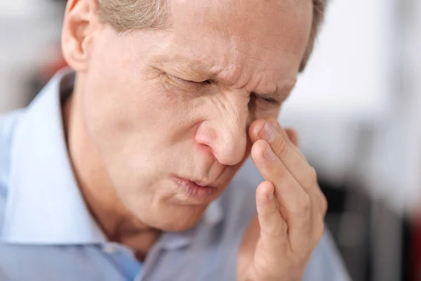 Nahaufnahme einer männlichen Person, die seine Lippen drückt — Stockfoto