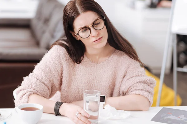 Atractiva joven mujer sintiéndose mal — Foto de Stock