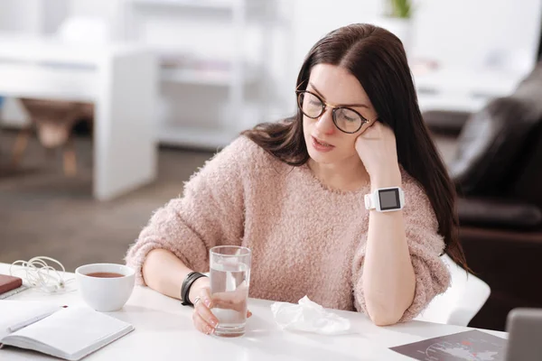 Ill bruna appoggiando la testa sul pugno — Foto Stock