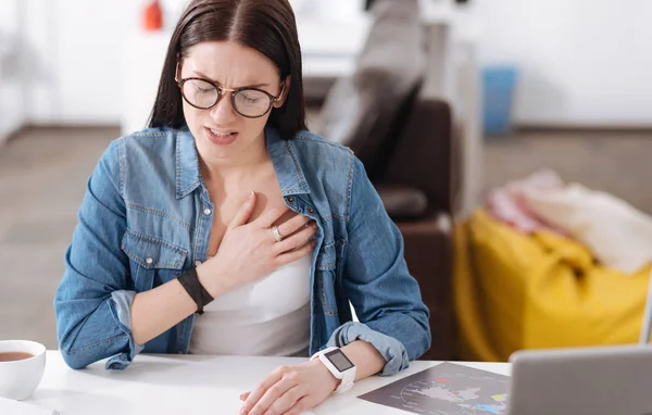 Slechte zoek brunette haar borst aan te raken — Stockfoto