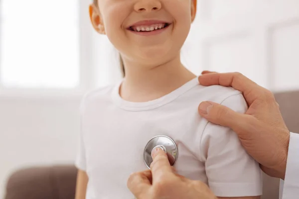 Behöriga skicklig barnläkare testa hans patienter lungor — Stockfoto