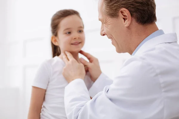 Pediatra alegre teniendo una consulta agradable — Foto de Stock