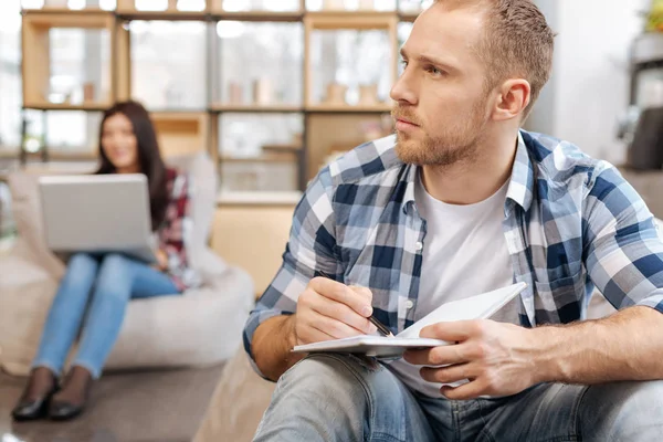 Nachdenklicher junger Mann schaut zur Seite — Stockfoto