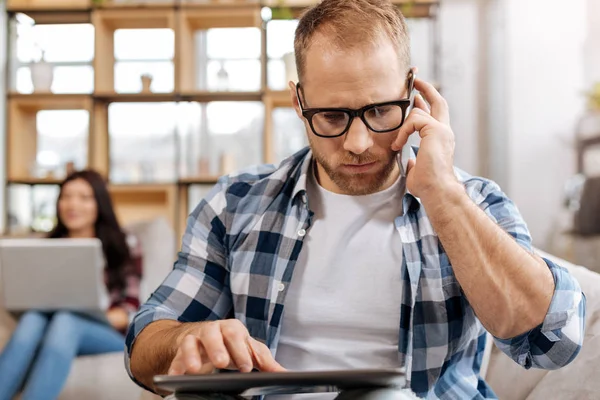 Un hombre serio y confiado haciendo una llamada telefónica — Foto de Stock