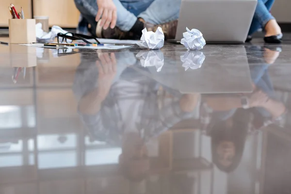 Zerknüllte Papierkugeln liegen auf dem Boden — Stockfoto