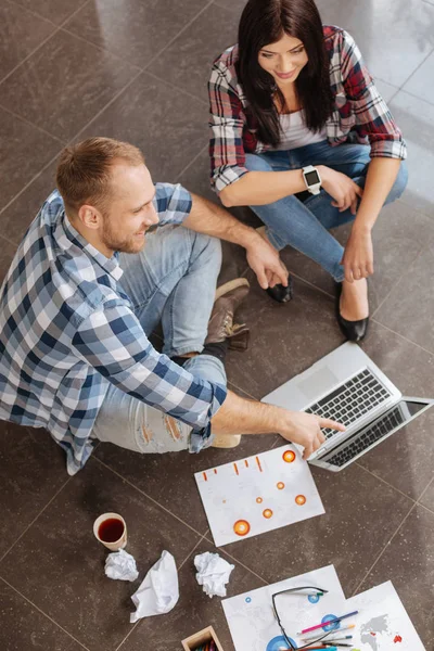 Bovenaanzicht van blij positieve collega's zittend op de vloer — Stockfoto