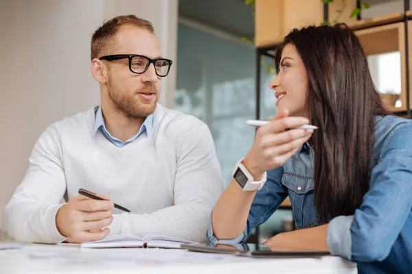 Encantados jóvenes colegas hablando entre sí — Foto de Stock