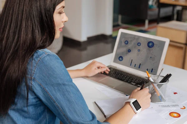 Hermosa mujer agradable que trabaja en su oficina — Foto de Stock