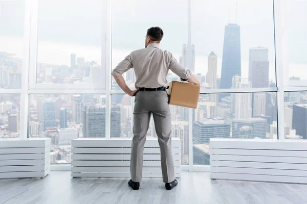 Angenehmer Geschäftsmann im Büro — Stockfoto