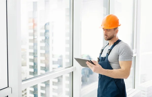 Professioanl construction engineeer using tablet — Stock Photo, Image